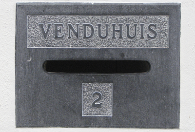902855 Afbeelding van de natuurstenen brievenbus van het Venduhuis (Pieterskerkhof 2) te Utrecht.